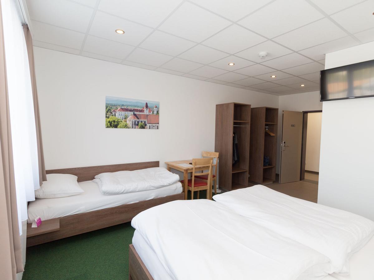 Winbudget "Bed&Breakfast" Wiener Neustadt Esterno foto