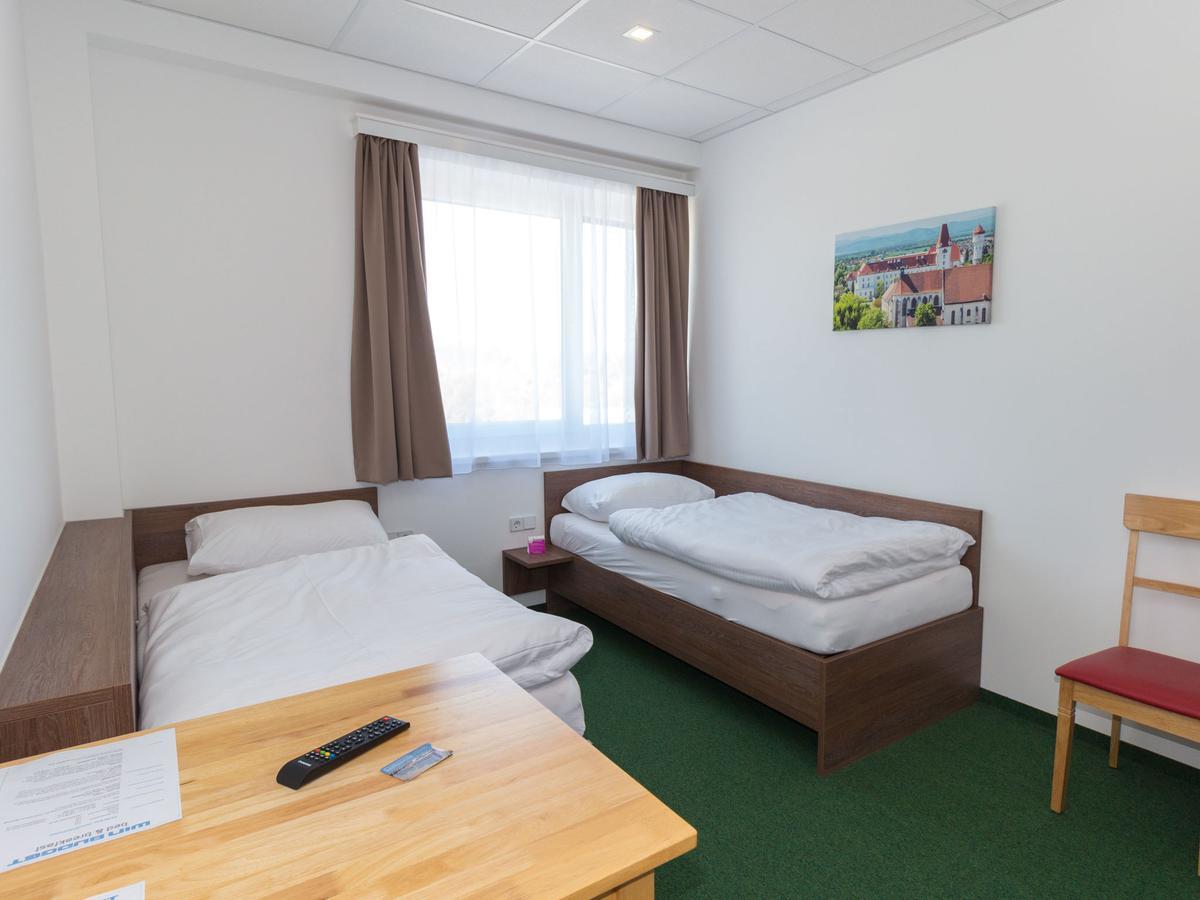 Winbudget "Bed&Breakfast" Wiener Neustadt Esterno foto