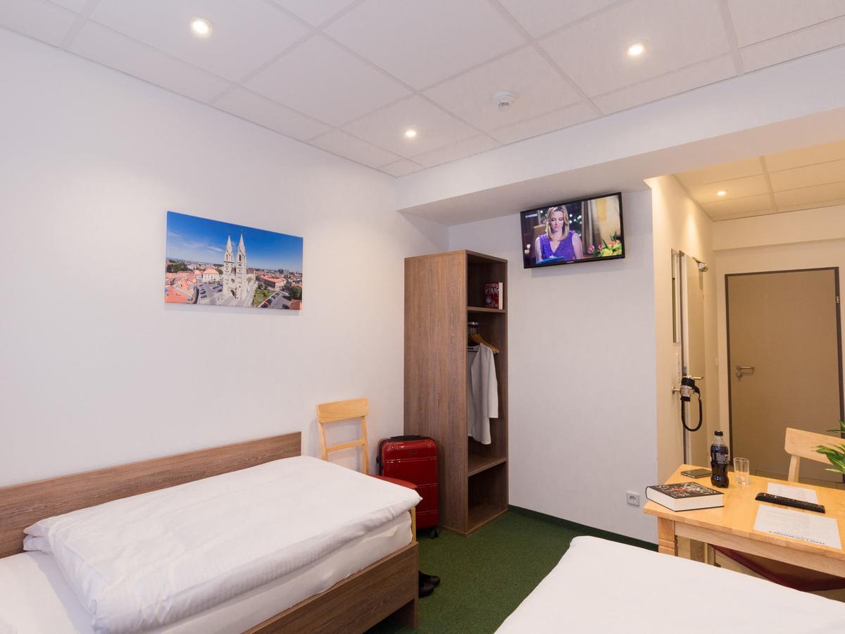 Winbudget "Bed&Breakfast" Wiener Neustadt Esterno foto