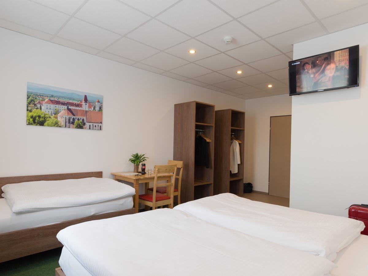 Winbudget "Bed&Breakfast" Wiener Neustadt Esterno foto