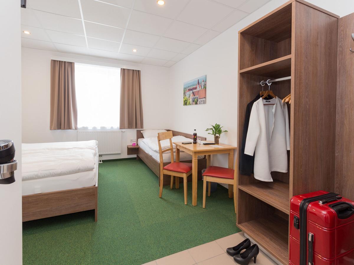 Winbudget "Bed&Breakfast" Wiener Neustadt Esterno foto