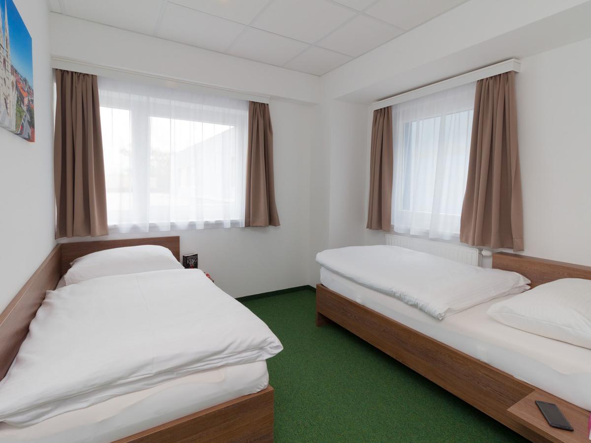 Winbudget "Bed&Breakfast" Wiener Neustadt Esterno foto
