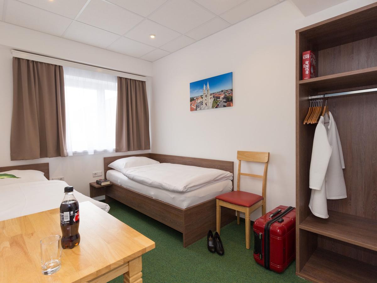Winbudget "Bed&Breakfast" Wiener Neustadt Esterno foto