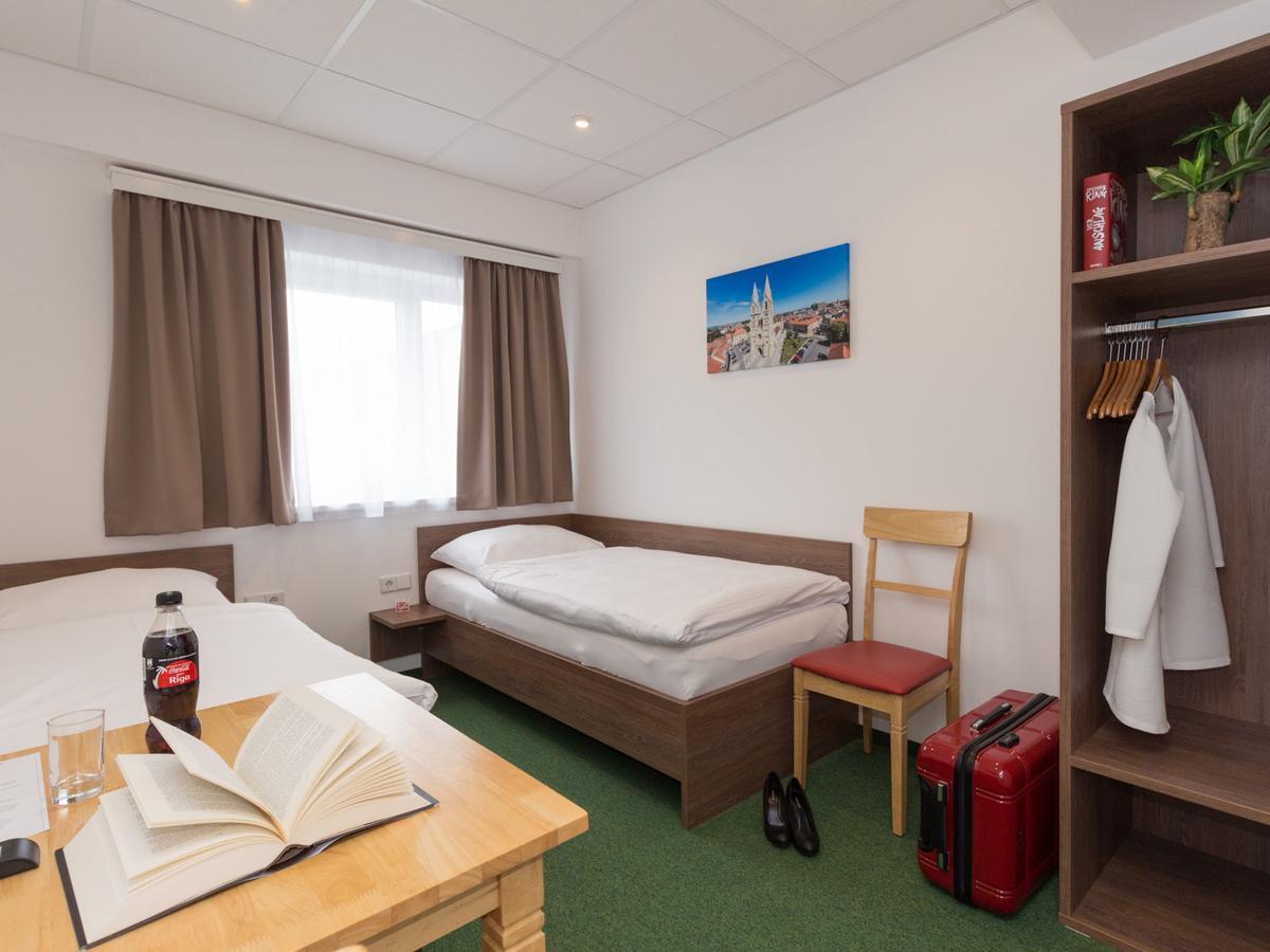 Winbudget "Bed&Breakfast" Wiener Neustadt Esterno foto