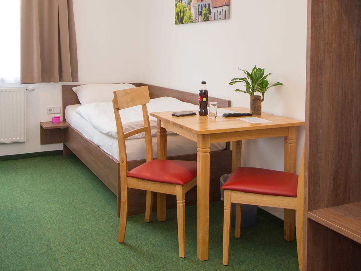 Winbudget "Bed&Breakfast" Wiener Neustadt Esterno foto